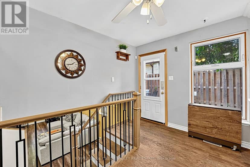 16 Lockton Crescent — photo 11 of 40