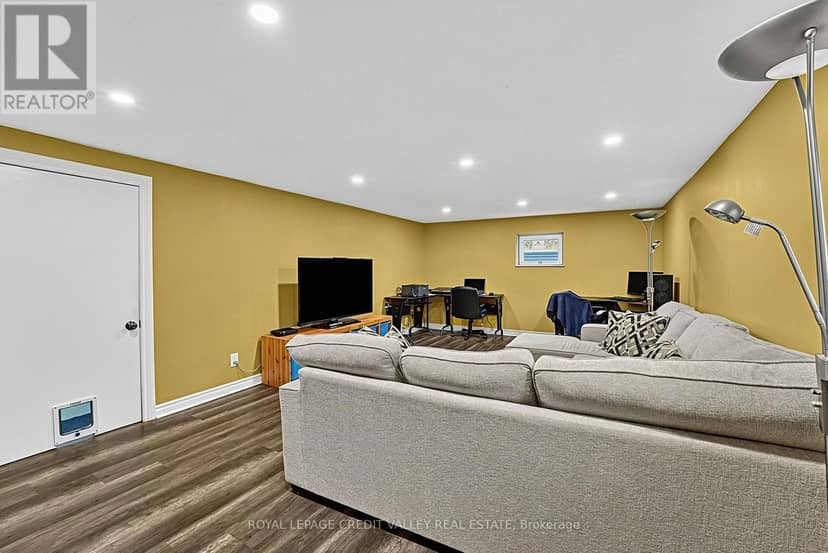 16 Lockton Crescent — photo 31 of 40