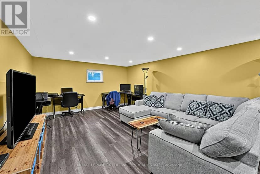 16 Lockton Crescent — photo 32 of 40