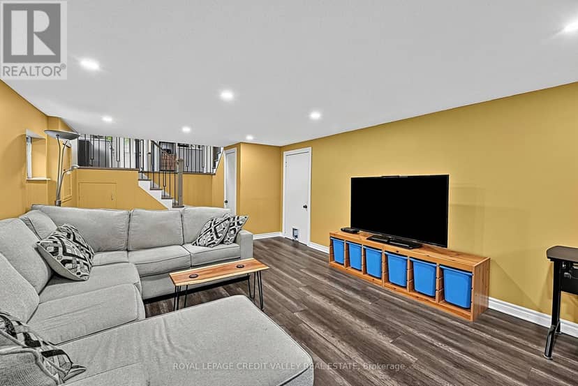 16 Lockton Crescent — photo 33 of 40