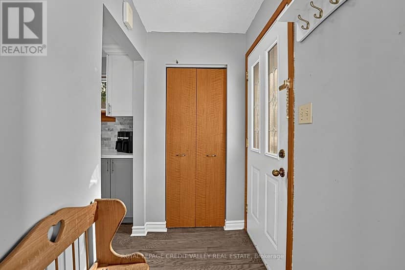 16 Lockton Crescent — photo 6 of 40