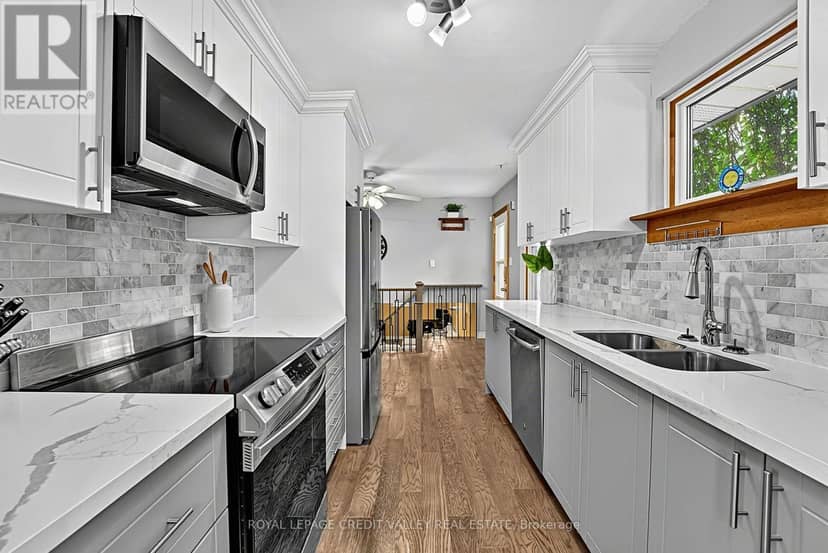 16 Lockton Crescent — photo 7 of 40