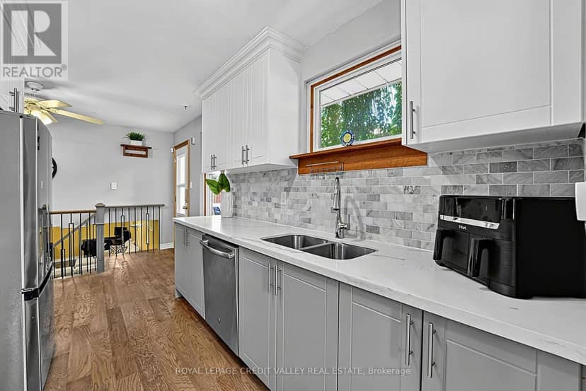 16 Lockton Crescent — photo 8 of 40
