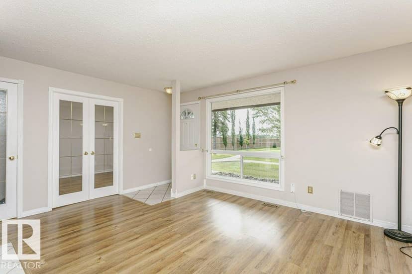 2083 Saddleback Rd NW, Edmonton, photo 2
