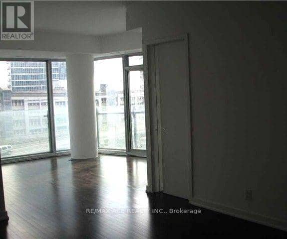404 - 12 York Street — photo 2 of 10
