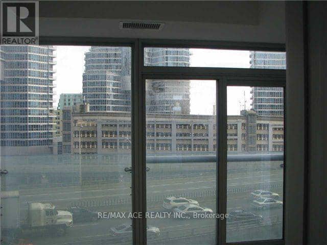 404 - 12 York Street — photo 8 of 10