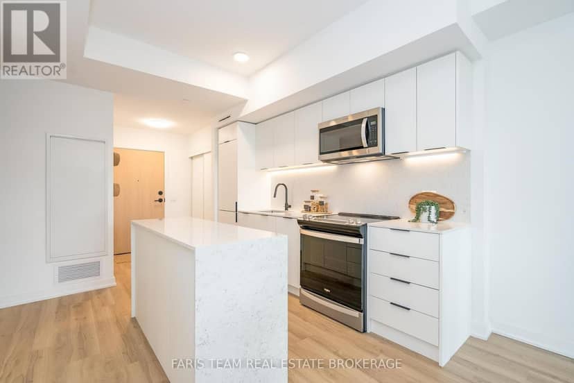 209 - 31 Huron Street — photo 12 of 40