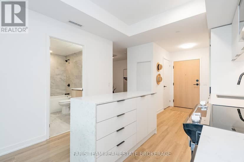 209 - 31 Huron Street — photo 13 of 40