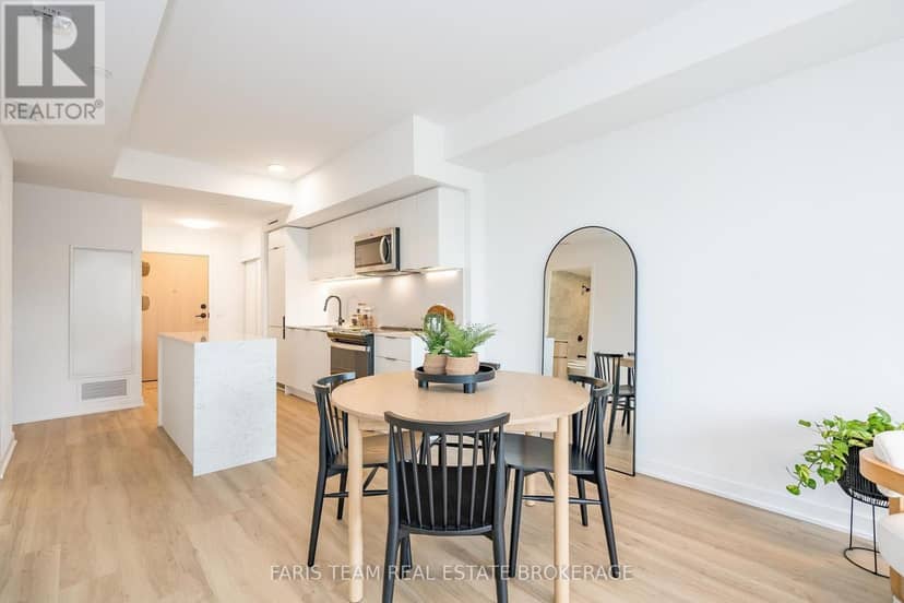 209 - 31 Huron Street — photo 14 of 40