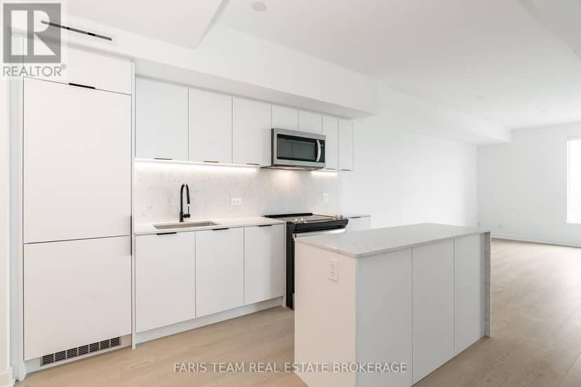 412 - 31 Huron Street — photo 10 of 40