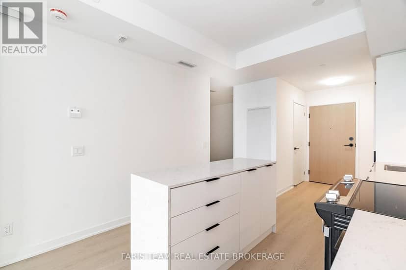 412 - 31 Huron Street — photo 12 of 40