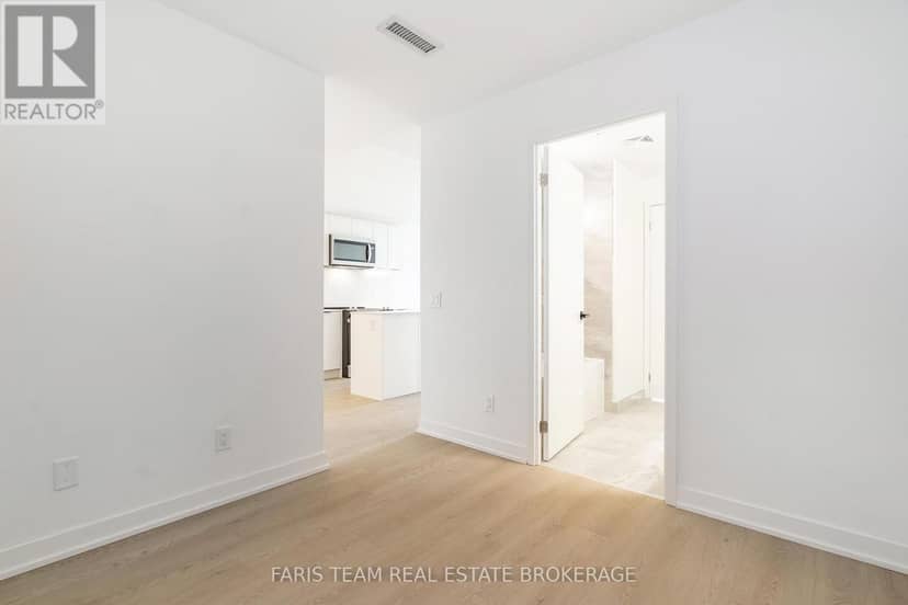 412 - 31 Huron Street — photo 24 of 40