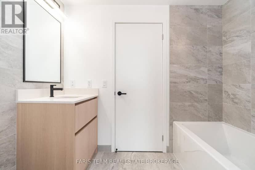 412 - 31 Huron Street — photo 26 of 40