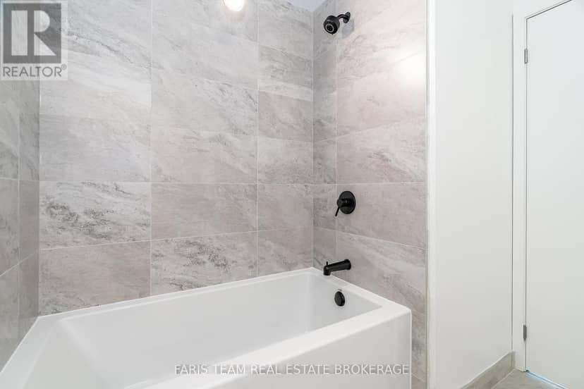 412 - 31 Huron Street — photo 28 of 40