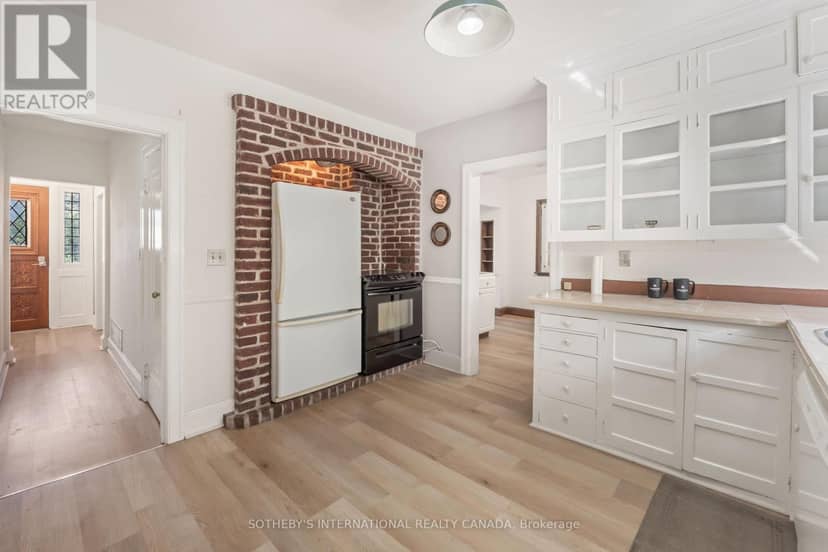 1462 Hurontario Street — photo 13 of 28