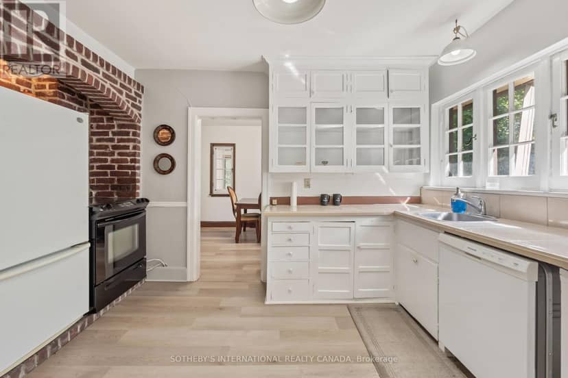 1462 Hurontario Street — photo 14 of 28
