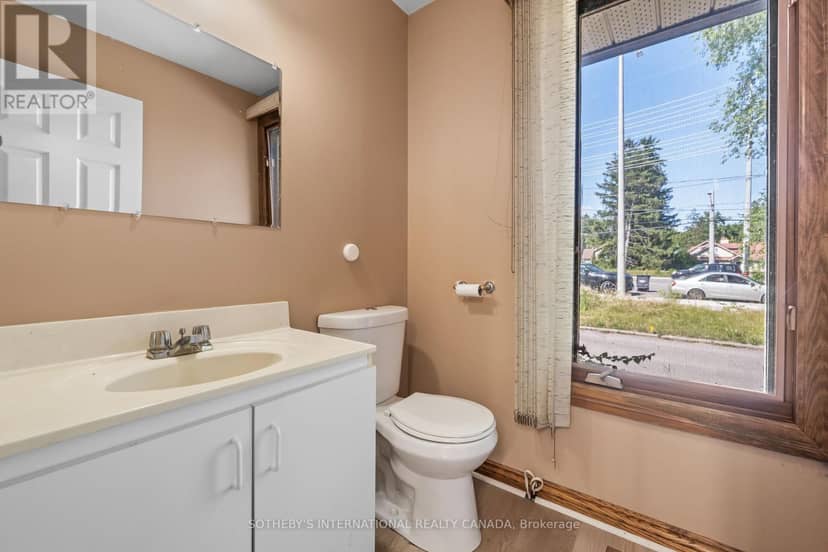 1462 Hurontario Street — photo 17 of 28