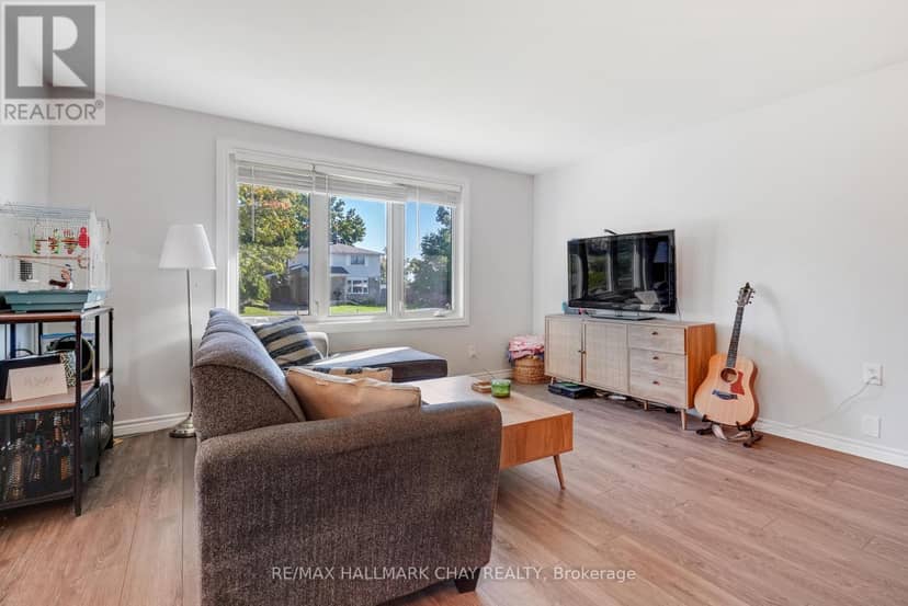 11 Daphne Crescent — photo 6 of 37