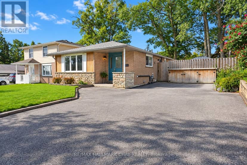 11 Daphne Crescent — photo 1 of 37