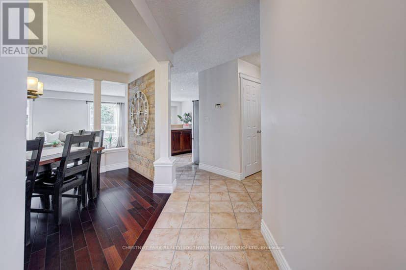 424 Sauve Crescent — photo 7 of 40
