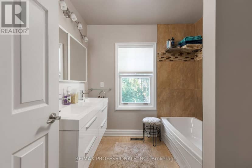 106 Rathburn Road — photo 39 of 40