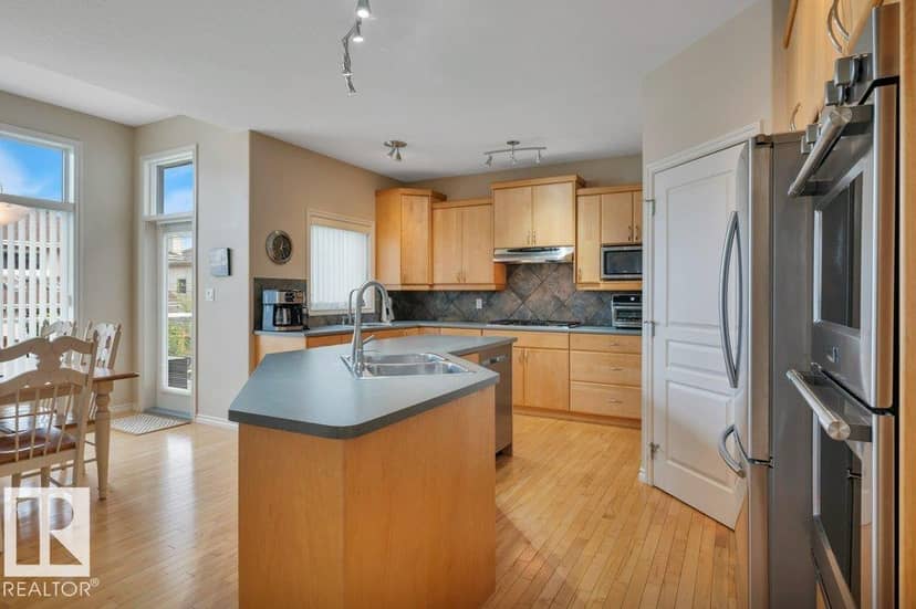 739 Haliburton Cr NW — photo 19 of 40
