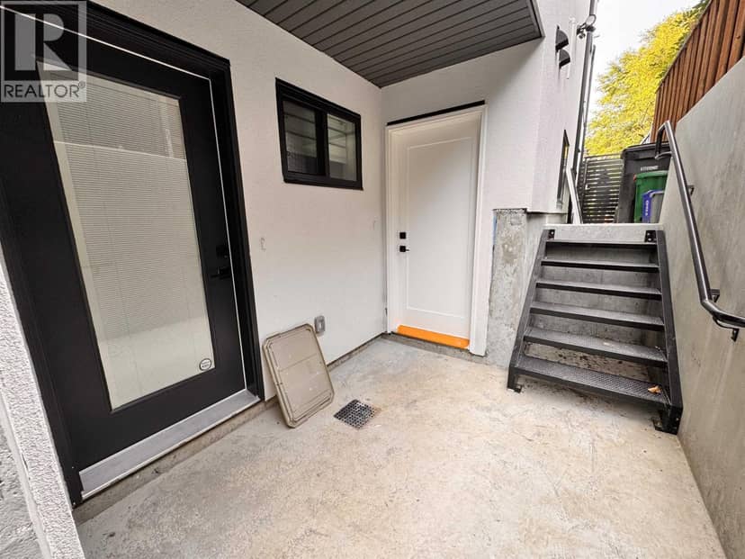 B2 8633 12 AVENUE, Burnaby, photo 2