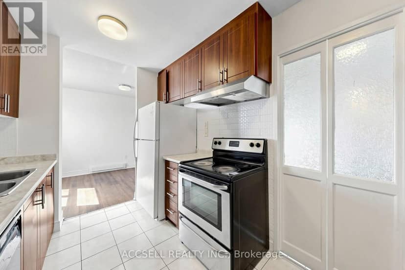 901 - 855 Kennedy Road — photo 18 of 40