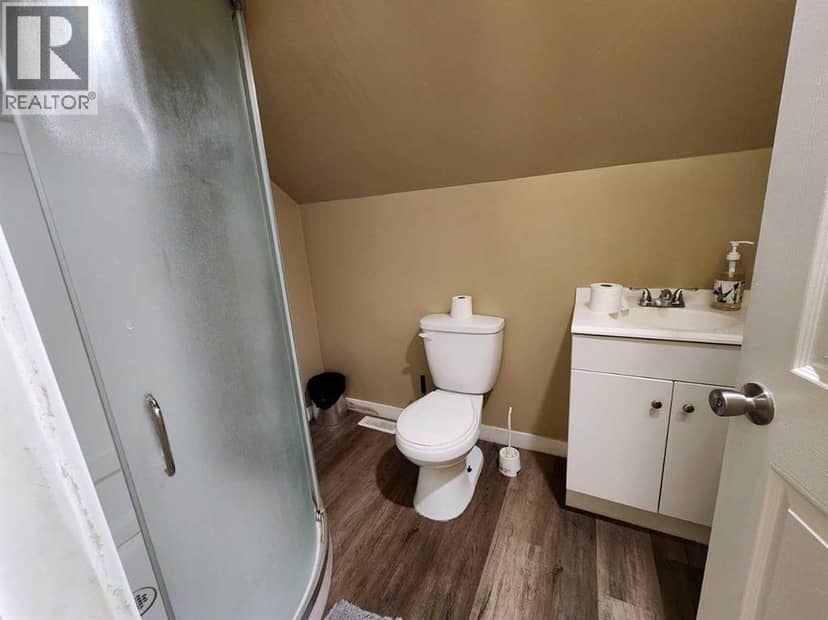 401 22 Avenue NE — photo 12 of 15