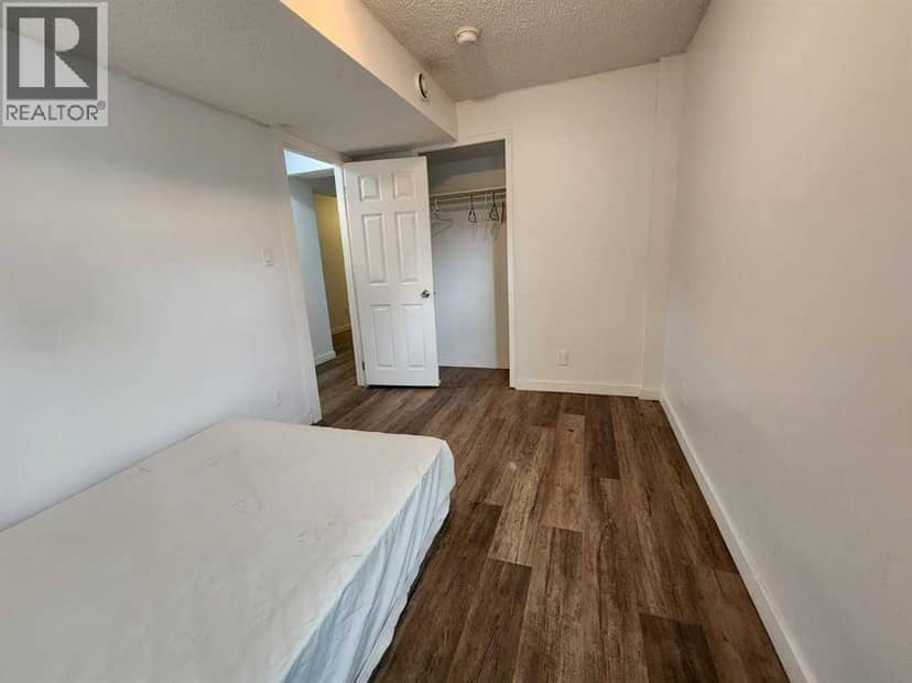 401 22 Avenue NE — photo 9 of 15