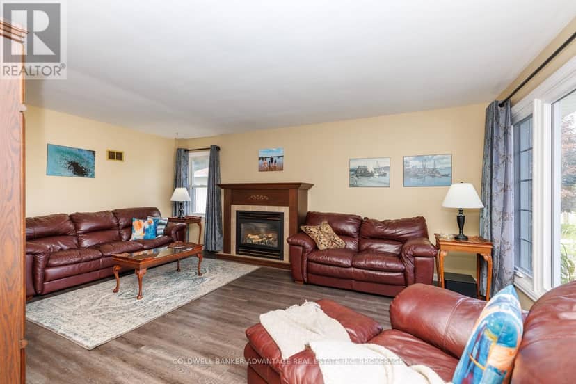 466 Sugarloaf Street — photo 9 of 40