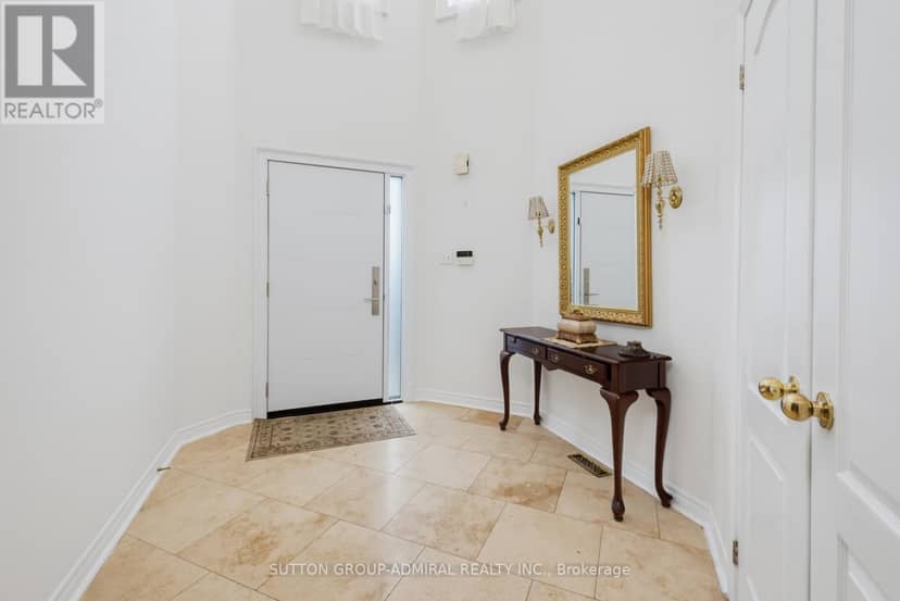 27 Pine Hollow Crescent — photo 4 of 31
