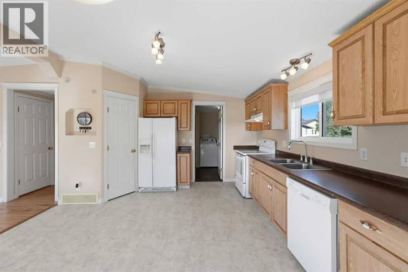 4591 Eastview Crescent — photo 11 of 38