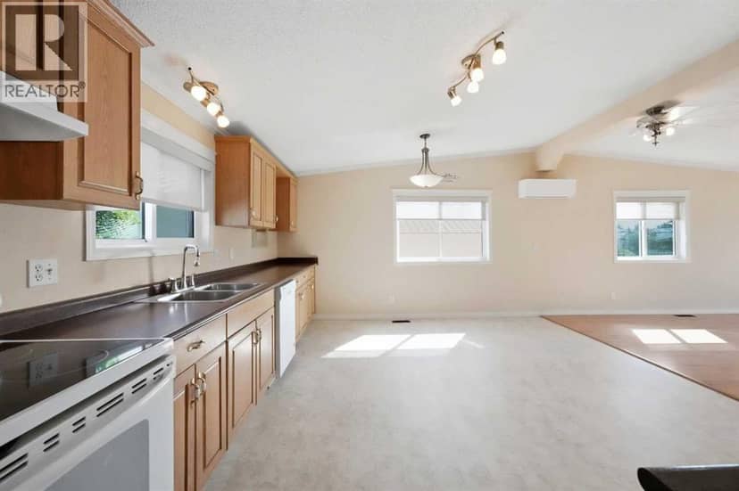 4591 Eastview Crescent — photo 9 of 38