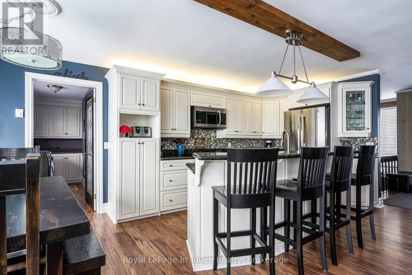 8 Tiny Beaches Road S — photo 15 of 40
