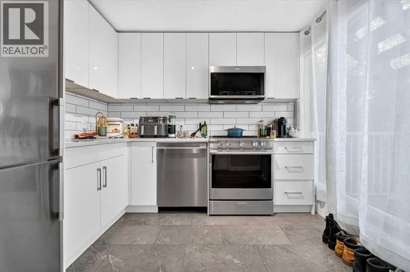 614 23 Avenue SW — photo 13 of 40