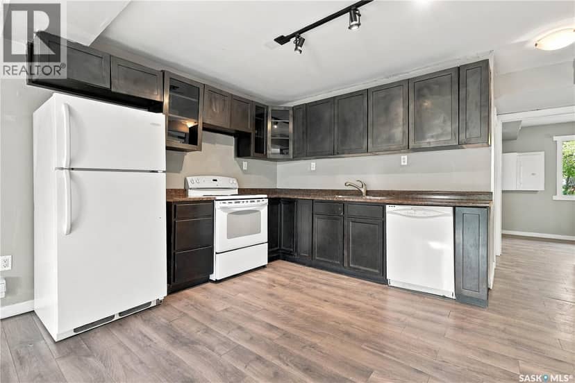 916 Athol STREET — photo 1 of 27