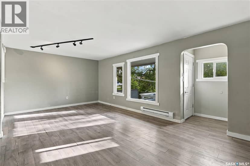 916 Athol STREET — photo 3 of 27