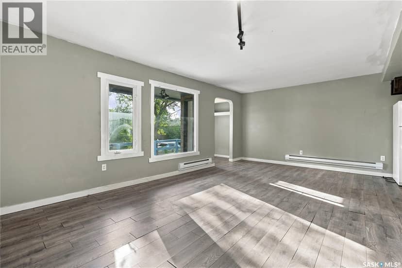 916 Athol STREET — photo 4 of 27