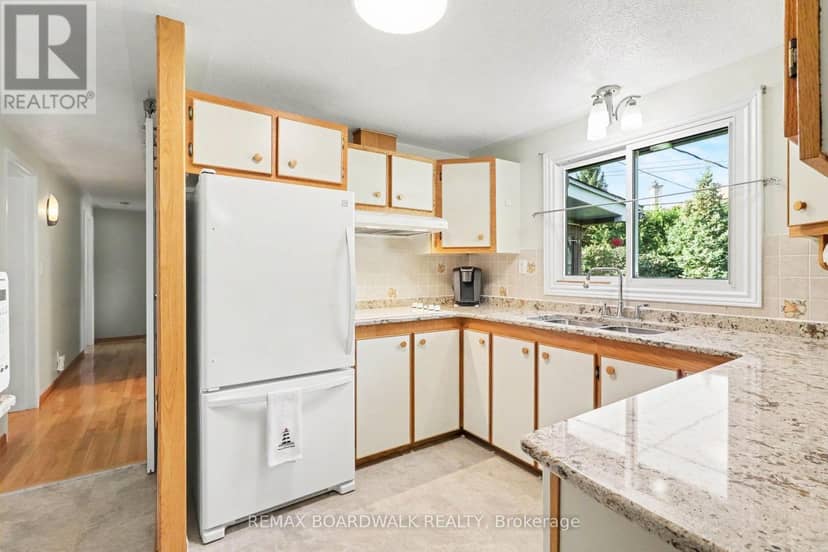 389 Hatfield Crescent — photo 14 of 40
