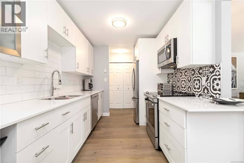 203 9945 Fifth St, Sidney
