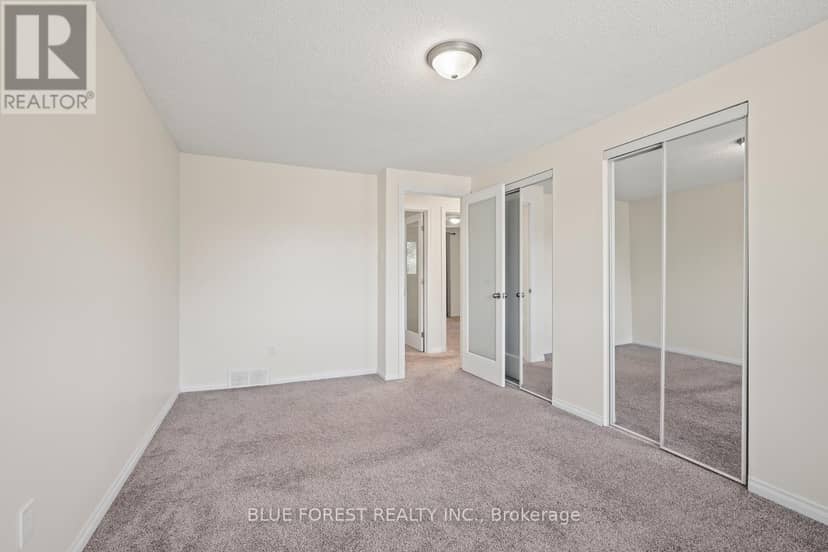 16 - 25 Erica Crescent — photo 32 of 40