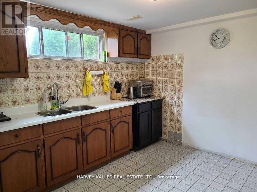 2379 Hensall Street — photo 18 of 34