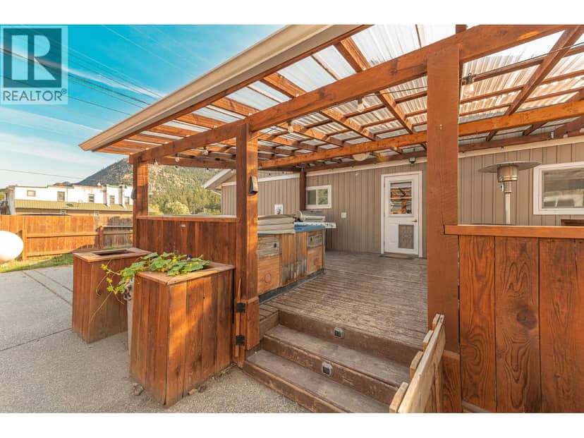 8909 GRAINGER Road, Canal Flats