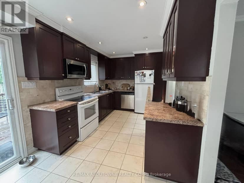 3072 Patrick Crescent — photo 11 of 31