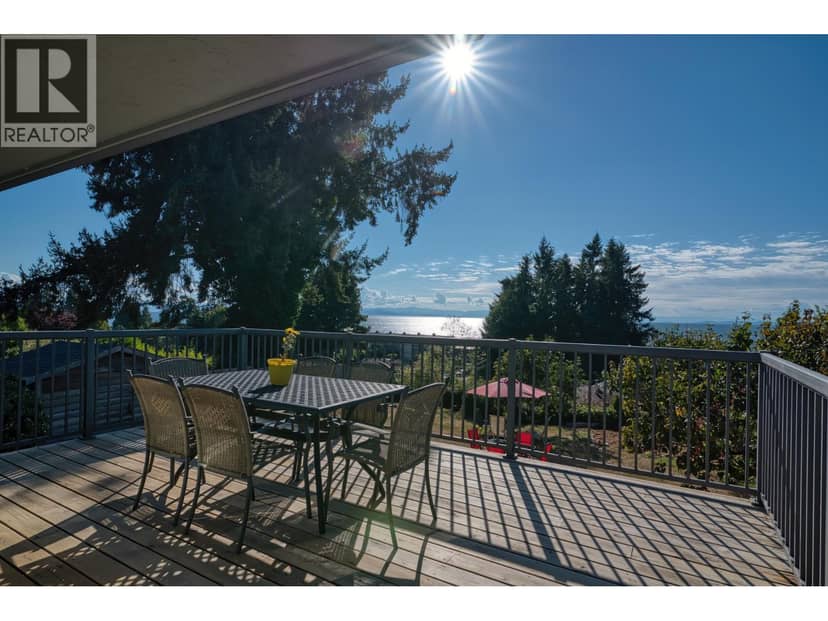 4735 LAUREL AVENUE, Sechelt