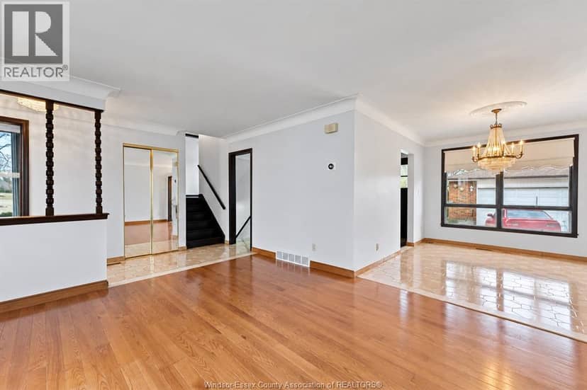 1116 Sumach Crescent — photo 7 of 30