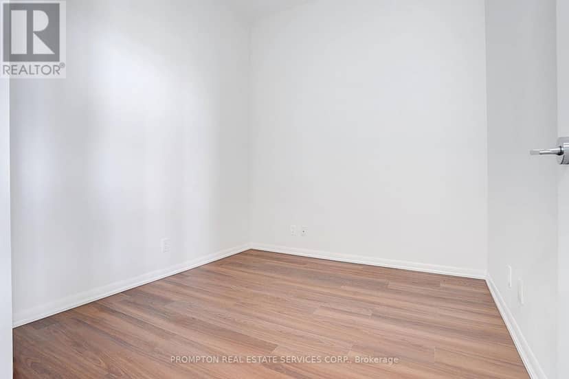 4903 - 832 Bay Street — photo 18 of 36