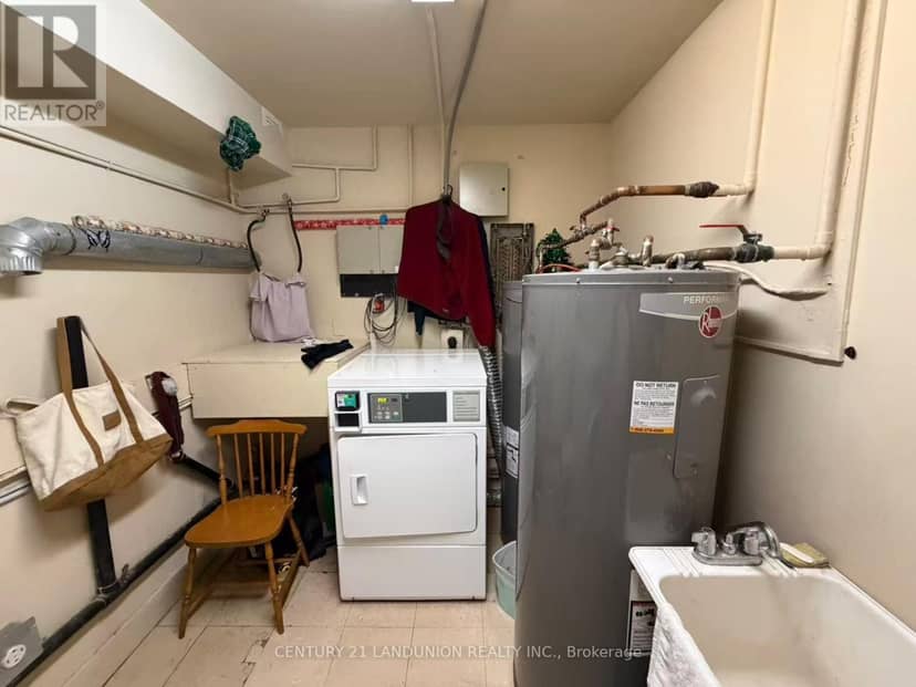 442 Macdonnell Street — photo 16 of 40