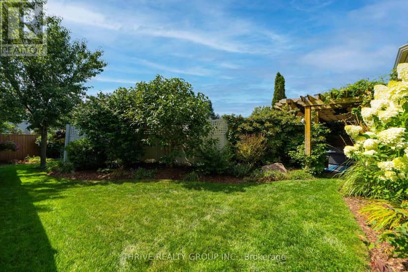 175 Forest Grove Crescent — photo 15 of 40